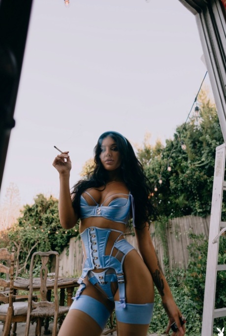 Glamorosa belleza de Bemboy con grandes tetas posando en compilación caliente