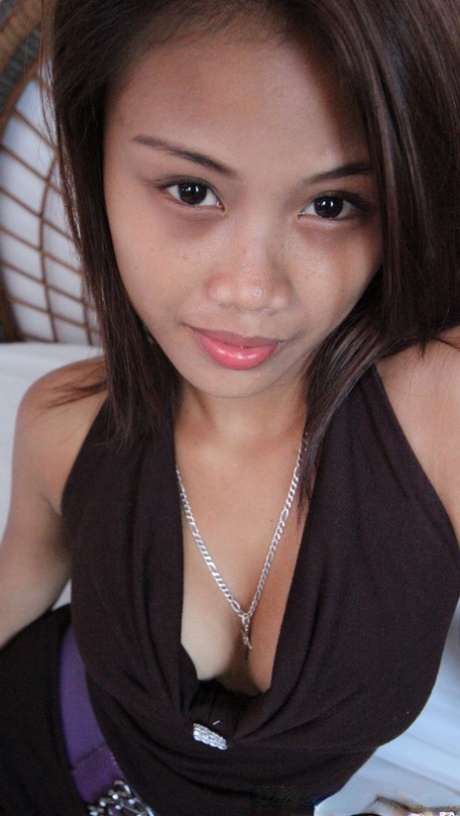 Hermoso adolescente amateur Laiza se desnuda y extiende su coño asiático