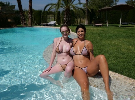 Ibi Smiles y Carly Rae Modelo Bikinis durante una sesión de fotos junto a la piscina