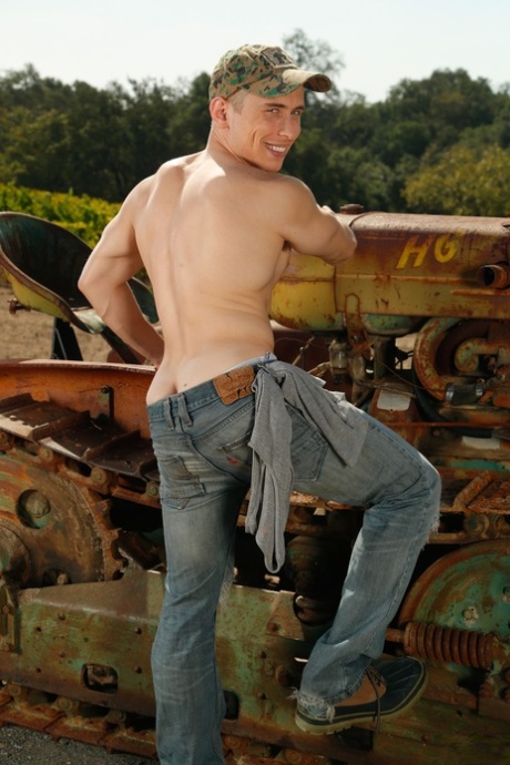 The Hot Stallman Gay Dante Martin tiene sexo anal duro con un vaquero al aire libre