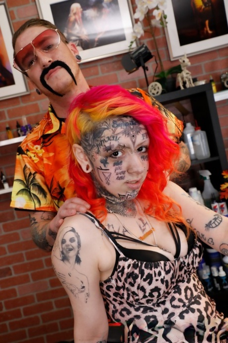 Mami, aficionado a los tatuajes, muestra su coño desnudo mientras tiene tinta fresca