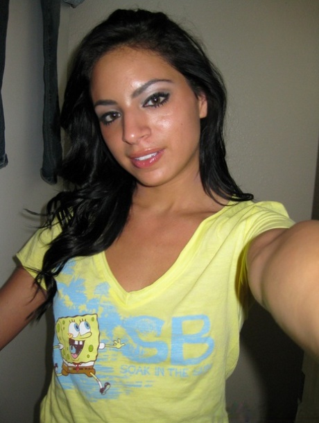 La morena Kelly Xoxo es selfies en el espejo mientras está desnuda
